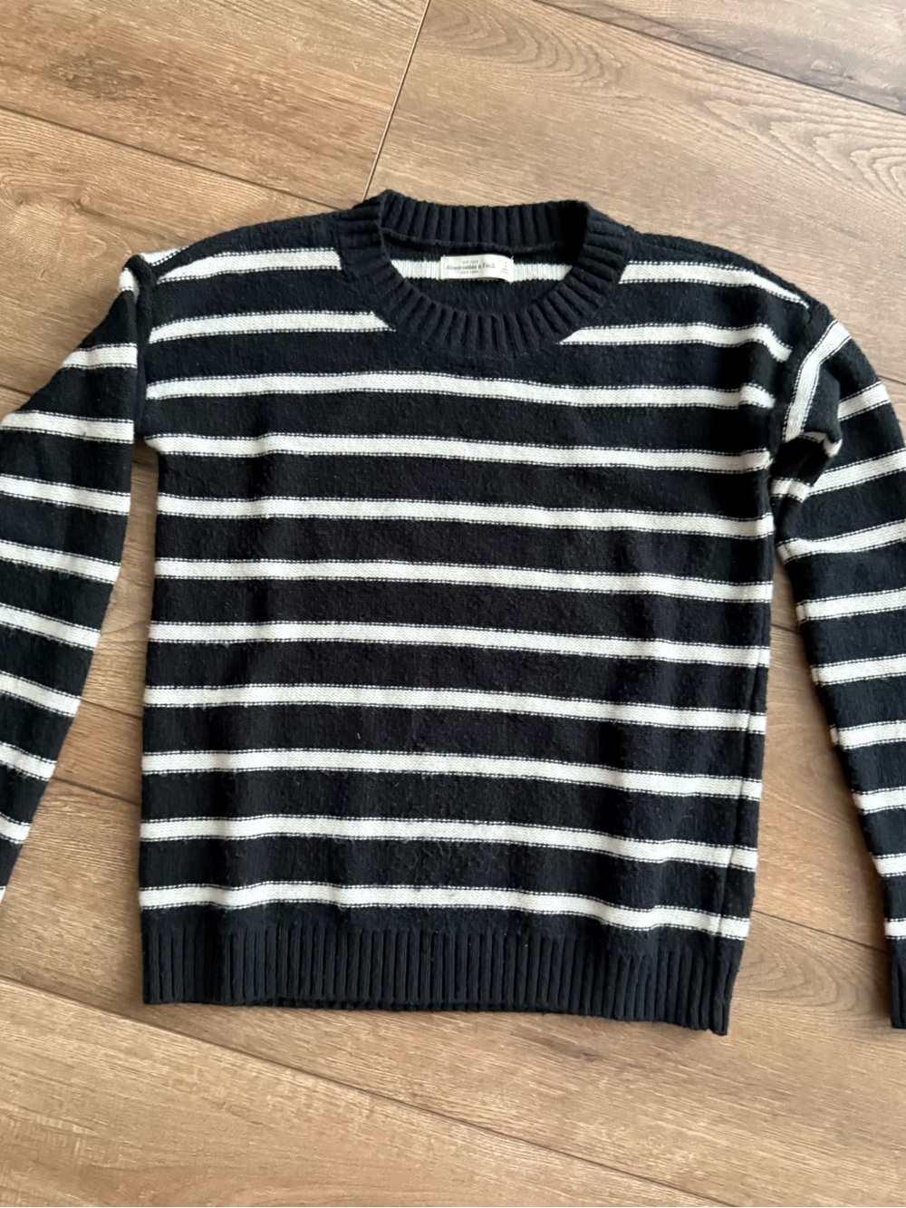 Abercrombie & Fitch Women’s Dark Navy and White Striped Sweater size Small